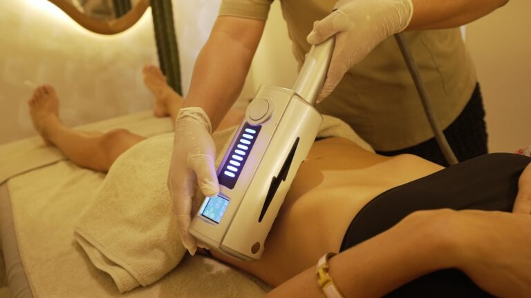 A practitioner uses an Endospheres handpiece on a client's abdomen.